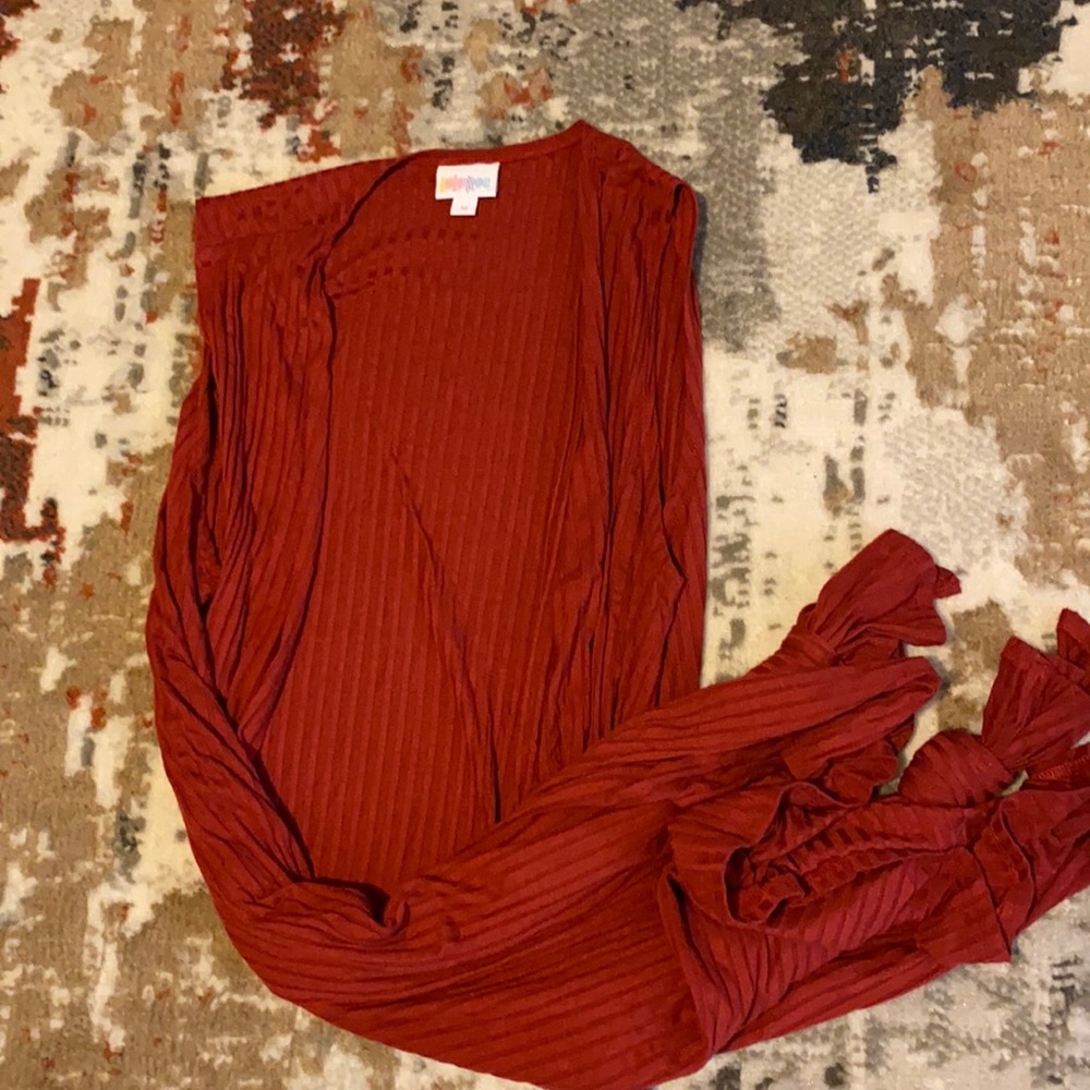Sleeveless duster. Hits about mid calf